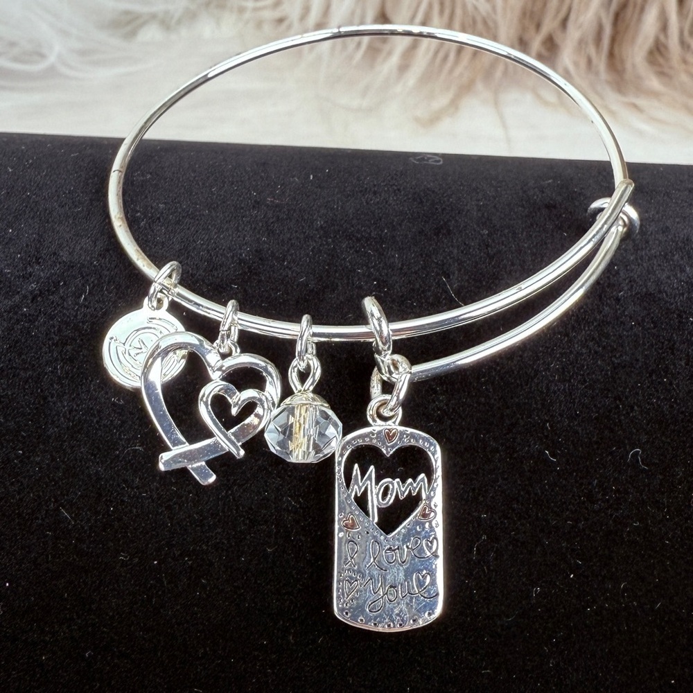Pretty silvertone, mom charm bling bracelet